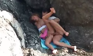 Scuotendo su una tette ragazze panchina del parco