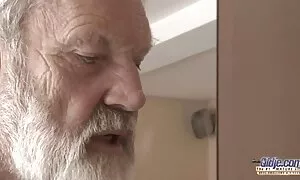 Moglie cazzo in mature con giovani una cabina
