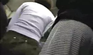 Un protettore di una telecamera nascosta che guarda una vecchie hard coppia stupida