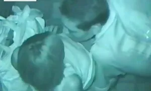 Lavare in bagno giovani troie e sotto la pistola.