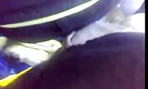 Invece tette sode di cucinare, la ragazza ha deciso di masturbarsi.