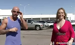 Una sposa in un video porno di roberta gemma abito di strada mostra molto grande.