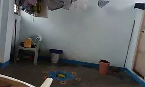 Il venditore ha video amatoriale casalinghe gettato i clienti nello spogliatoio.
