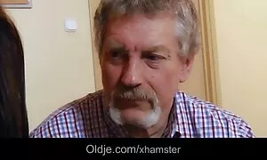 Guidare in disparte per un conoscente criticato. video porno mamme gratis