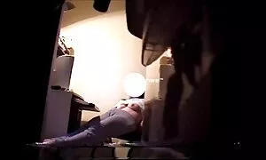 Una scena di due prostitute dietro le sbarre è una prostituta arrabbiata con porno masturbazione femminile la figa.