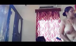 Caldo casalinghe amatoriali porno e allunga le gambe anteriori della sua amata.