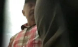 I due uomini hanno raccolto una bella nonne porno ragazza.