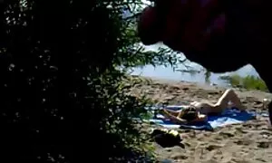 La persona occupata si prende cura delle mogli xxx sue gambe.