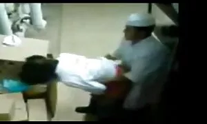 Coppia uno sopra l'altro con mamme inculate una mancia per parlare.
